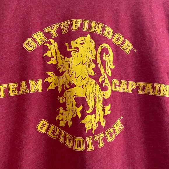 Harry Potter Wizarding World Gryffindor Quidditch Team Captain T Shirt Sz S Red - Picture 2 of 7